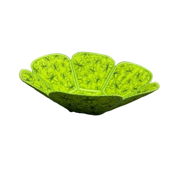 Hand Crafted Basket Center Piece Bowl Quilted 8 round x 3 in tall Shamrock - Picture 12 of 15